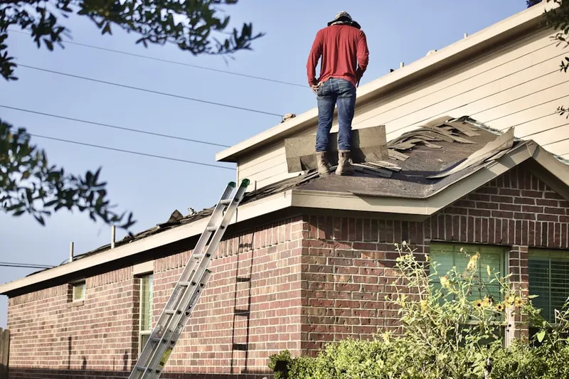 Professional roofer working on a residential roof in Villa Vista